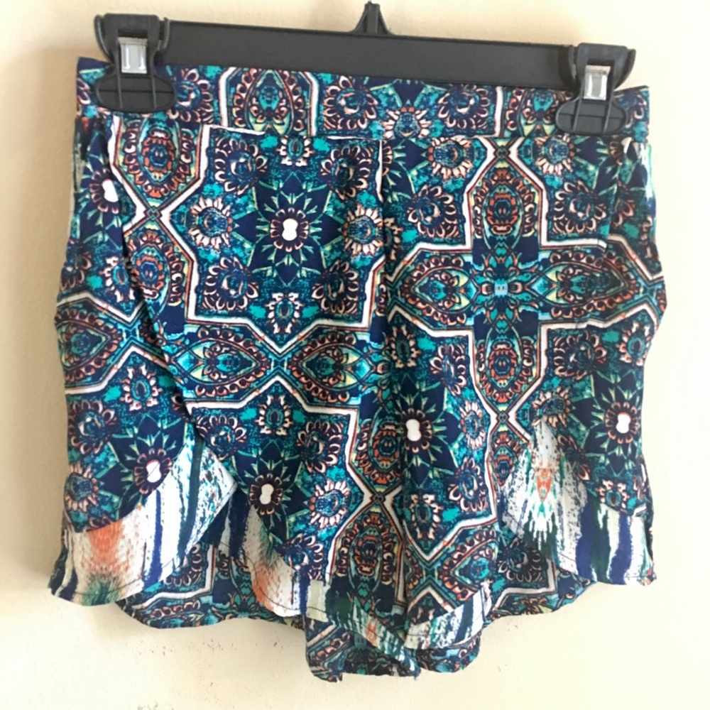 NWOT Gorgeous Layered Tulip Hem Flowy Shorts!